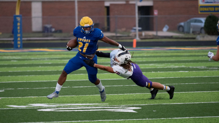 Swedes Football Unable to Overcome Eagles in Homecoming Contest