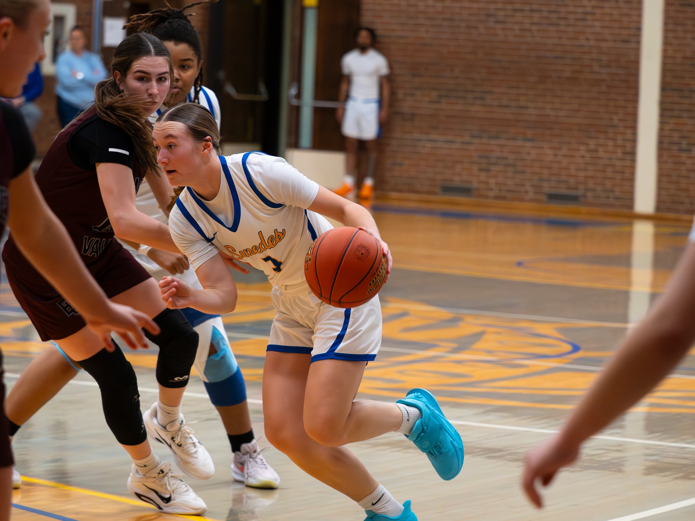 EARLY DEFICIT TOO MUCH FOR SWEDES TO OVERCOME; FALL 94-68